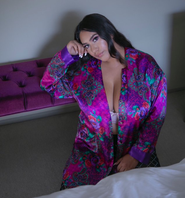 Today is a beautiful day to be kind &amp; mind your buisness 💕 https://t.co/WDHRtC63rn<a href="/tag/bodypositivity"class="tags"><span>#bodypositivity</span></a>