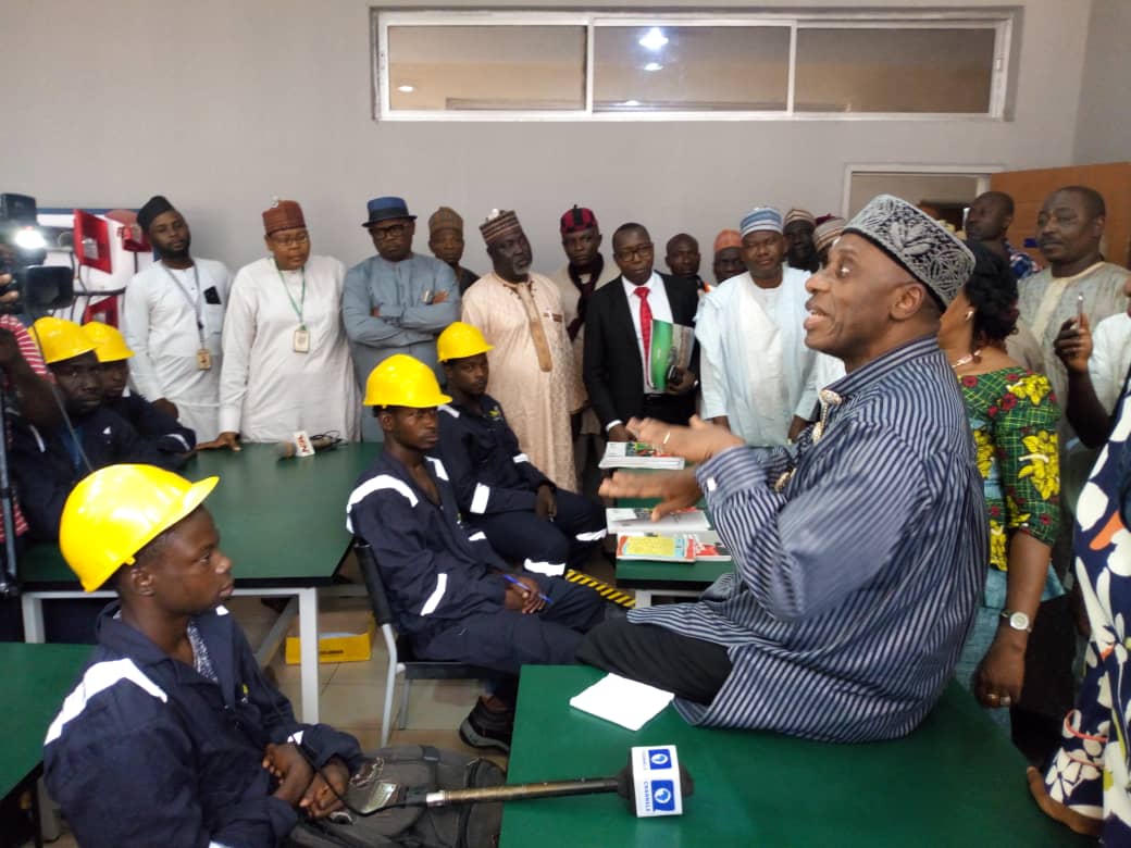 npower_ng's tweet photo. So the Hon.Minister of Transport, Rotimi Amaechi stopped by at our N-Power Build Automobile training centre at NIIT in Kaduna State. Whoosh.π
He expressed his delight at the incredible work #NBuild is doing training a workforce of skilled service professionals. https://t.co/qhsEKE3YEY