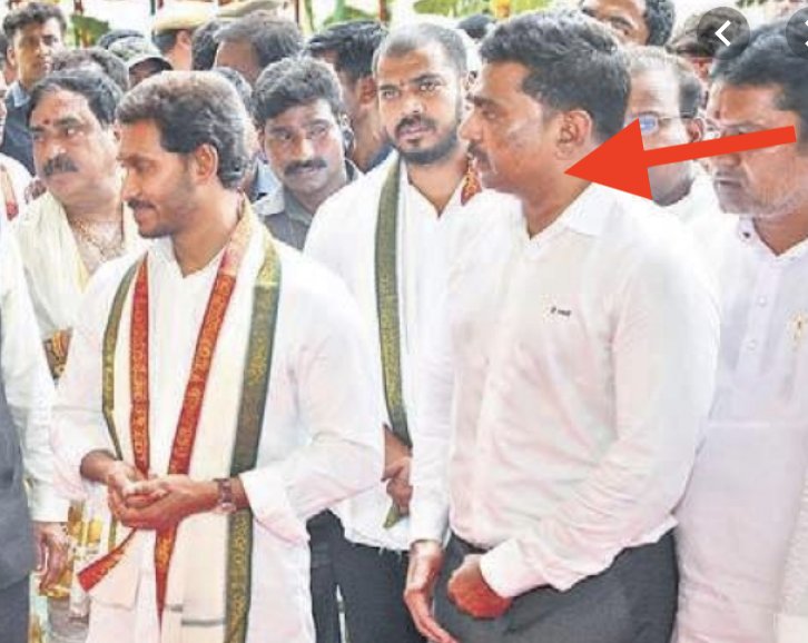 vempalli4's tweet photo. ఈయనకే మన పోలవరం కాంట్రాక్ట్ ఇచ్చారన్నమాట
ఇంతకీ ఎవరీ మేఘా క్రిష్ణా(రెడ్డి) ?
లపాకి.కం తో జగన్ సేవ చేసింది ఈయనే
ఇప్పుడూ టీవీ9 కొన్నదీ ఈయనే
అంటే రివర్స్ టెండరింగ్ == మన ప్లేట్లో మన రెడ్డి ప్రజల బిర్యాని లాక్కొని తినటం అన్నమాట @ysjagan @JanaSenaParty @YSRCParty @VSReddy_MP https://t.co/yT5j67b43a