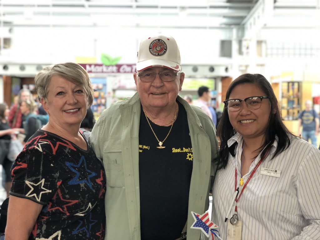 Capitan Ed McCourt was a traveling to #ORD and we revived word that he was traveling. So we gave him a warm welcome to Chicago and Thanked him for his service! #payitforwORD #beingunited @MikeHannaUAL @mcgrath_jonna @weareunited