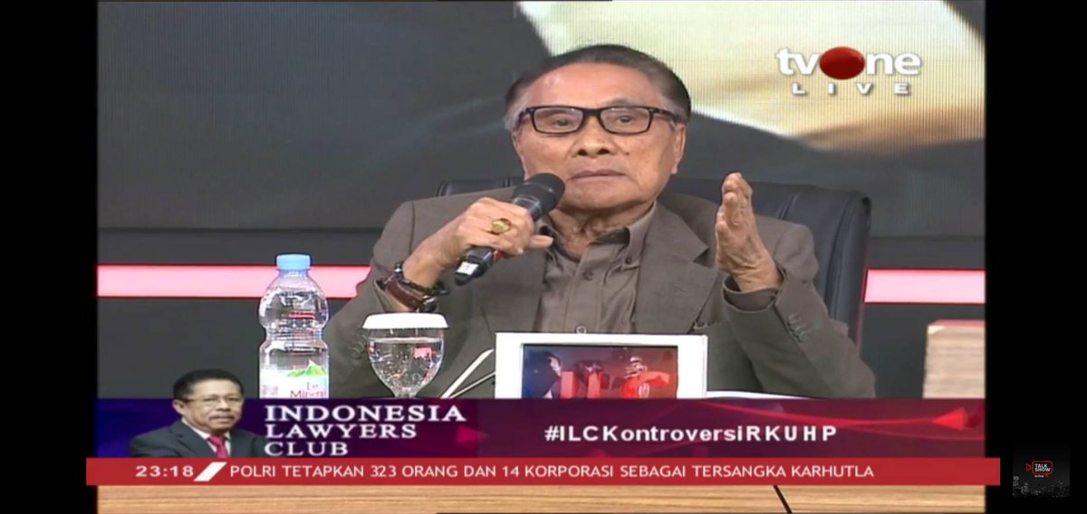 angieltca's tweet photo. “Ada 3 daerah di Indonesia yang mentolerir kumpul kebo, salah satunya Minahasa. Karena apa? Karena mereka banyak Kristen, cuma bisa kawin sekali. Kalau Islam kan bisa nikah siri. Kalau Kristen? Ya kumpul kebo.” 

I've never been so offended.

#ILCKontroversiRKUHP #HidupMahasiswa https://t.co/frfaXZcIyn