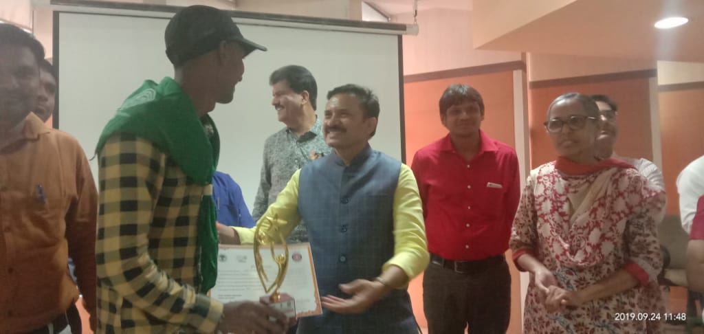 MundaTribal's tweet photo. Today on State level NSS Day Celebration Birsa Munda Tribal University student &amp; team got First
Prize inShortFilm MakingCompetition વિષય:-"રાષ્ટ્રીય સેવા યોજના-રાષ્ટ્ર ના નવનિર્માણ માં યુવાનોની
ભાગીદારી" First Prize Short film: https://t.co/WqWTHI6lVT
@HRDMinistry
@MundaTribal https://t.co/xXbW5l80E8