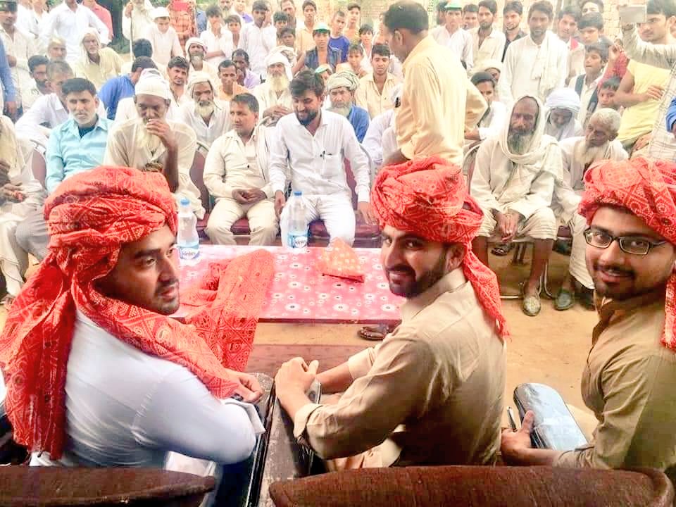 Raheeshakhanmla's tweet photo. जालीकी गाँव की सरदारी का बेहद शुक्रिया।

आप के प्यार, मान सम्मान का जितना धन्यवाद करें कम है, वक़्त आने पर आपके लिए हर क़ुर्बानी देने को हम तैयार हैं।

एक बार फिर आपकी सरकार, मनोहर सरकार।
@narendramodi
@mlkhattar 
@cmohry 
@BJP4India 
@BJP4Haryana 
@subhashbrala 
@aniljaindr https://t.co/jqCCXwV4y9