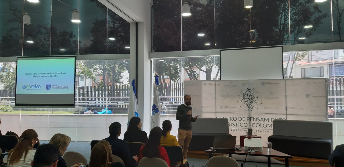 CPTUR_Col's tweet photo. Juan Fernando Sansón presenta a esta hora el análisis de las cifras de empleo que genera el Centro de Pensamiento Turístico de Colombia. El turismo y sus actividades conexas generan el 8.3% del empleo en Colombia. @Cotelcolombia @unicafam https://t.co/CaE7n4gp3o