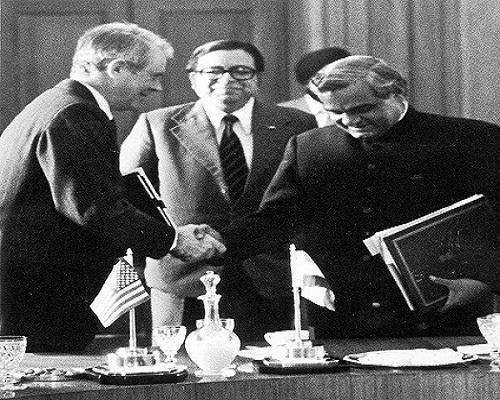 1978 :: Foreign Minister Atal Vajpayee  With US Secretary of State Cyrus Vance After Signing Agreements

 #IndiaUSA 

 #BilateralTrade 

#NaturalAllies 

#StrategicPartners