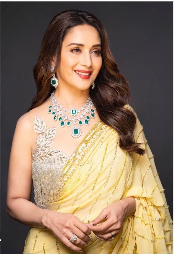 Payalshaw04's tweet photo. She looks amazing in yellow saree
#yellowone @MadhuriDixit @DDonColors @ColorsTV https://t.co/aRMv7wvq8K