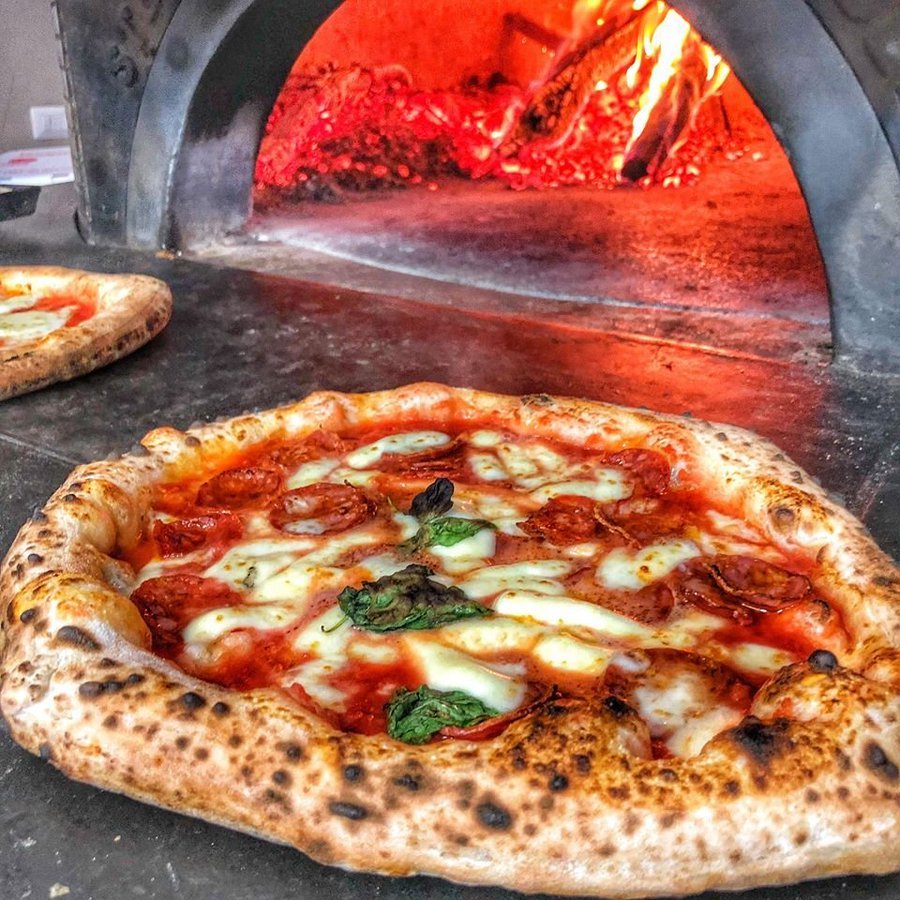 Rafagrodoro's tweet photo. Il potere del lavoro di squadra 
rende possibile tutto !
Un pizzaiolo la prepara
un'altro la inforna
ed io la mangio😋😊😉
#InAutunnoCon la pizza💙 https://t.co/NDftFg3HC2