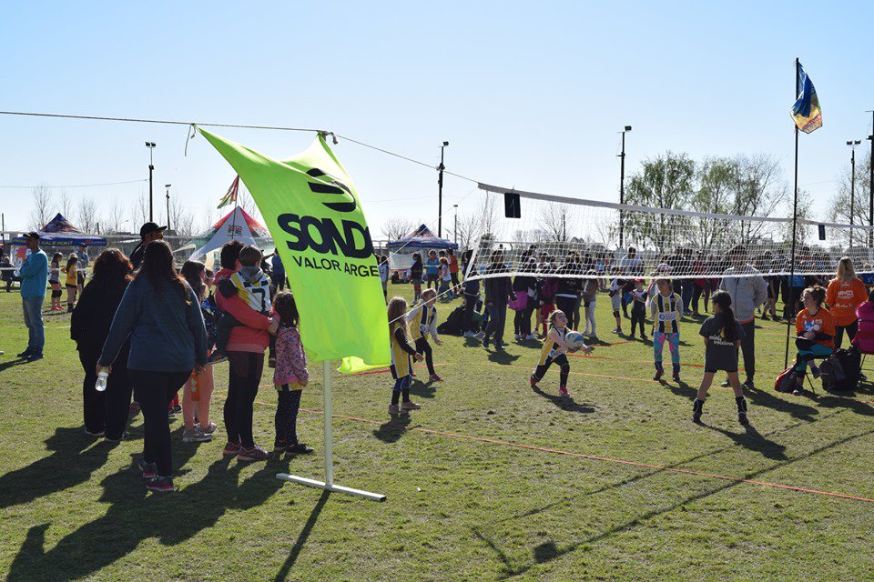 SonderArgentina's tweet photo. Acompañamos a la Federación Santafesina de Voleibol en la realización del primer Campamento Nacional de Minivoley #Up24, que se realizó el 21 y 22/9 en San Jerónimo Norte y del que participaron más de mil chicos de todo el país.
#Voley #VestimosElJuego https://t.co/8xUwb1SpZh