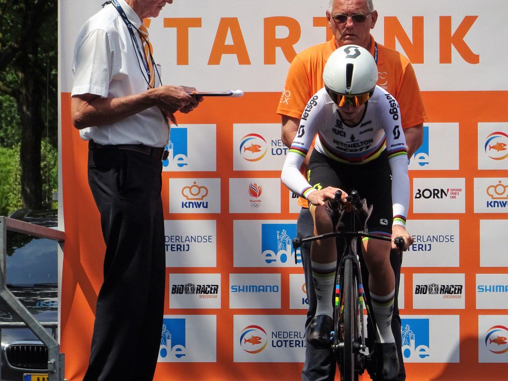 Geen derde wereldtitel op rij voor Annemiek van Vleuten WAGENINGEN Annemiek van Vleuten is er bij het wereldkampioenschap tijdrijden in het Engelse Yorkshire niet in geslaagd om voor de derde keer op rij de regenboogtrui over haar... twib.in/l/pMb8z4gqrkoE