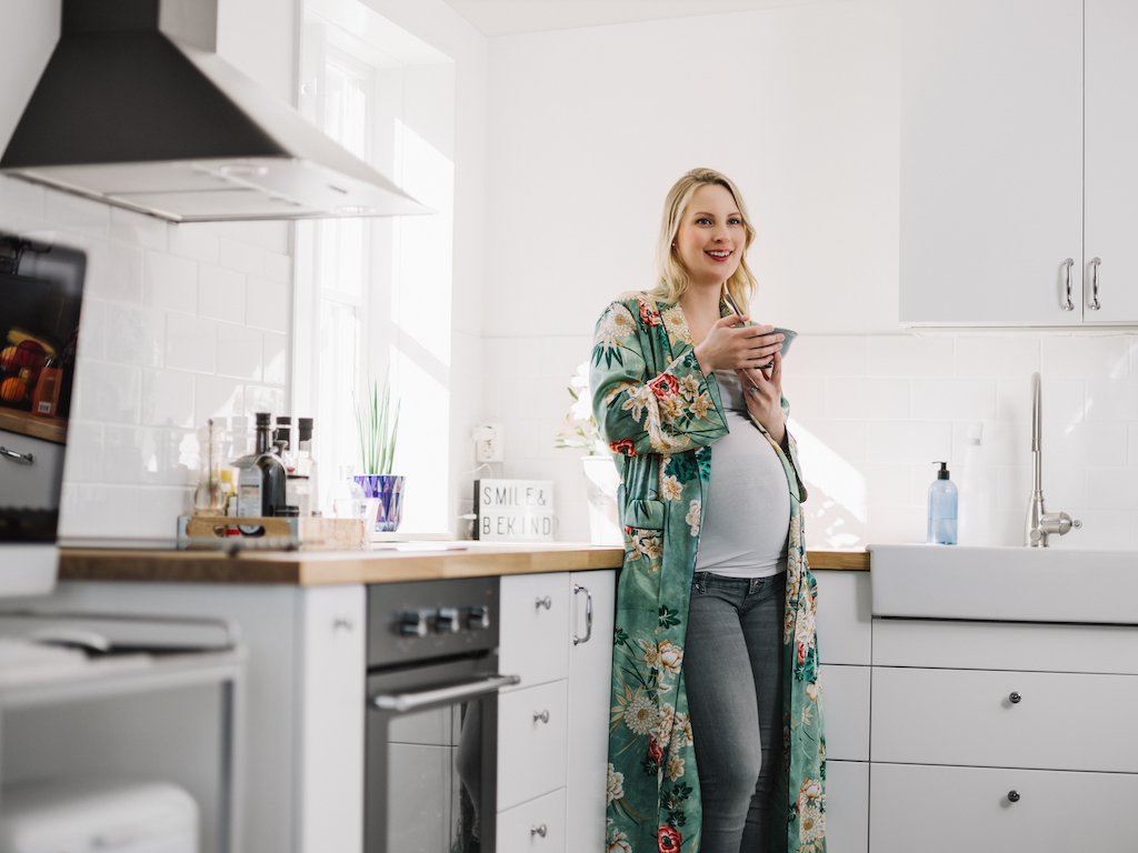 Get your #nutrition game in gear! We asked industry experts for their tips on what to eat (and what to avoid) while you're #pregnant and #breastfeeding! ow.ly/WfWz30ptxJD