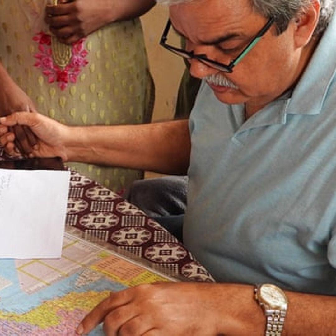 FriendslineIntl's tweet photo. 80% of the government hospitals in India do not have a psychiatrist. Mumbai psychiatrist Vatwani &amp; his wife set up a foundation to help wandering mentally ill people &amp; reunite them with their families  #mentalhealth #mentalhealthawareness #factcheck #endthestigma https://t.co/CDuoWmgdWy