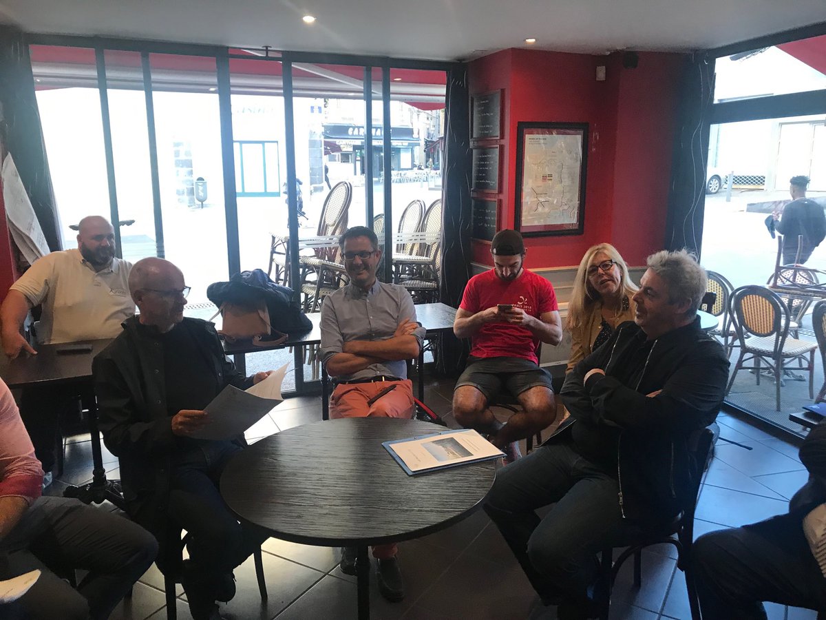 olivierbianchi1's tweet photo. Présentation à la presse du livre blanc du @clermont_2030 laboratoire démocratique une contribution citoyenne pour continuer à faire grandir Clermont. Des idées utilisables par tous pour l avenir de notre cité. Merci à tous de votre engagement #démocratiecontributive https://t.co/7cTCqovW7C