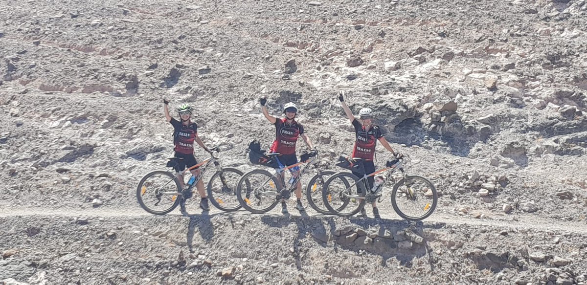 Marina_gay's tweet photo. Dia 4: Playa Blanca - Puerto del Carmen. 35 km i 800 m desnivell. Etapa final amb regal de bany a platja idíl·lica. Quatre dies fantàstics, gaudint de la bici, lanzarote i la seva gent. Molt contentes! #vulkanbike #cegbtt https://t.co/yUwq6iZwPn