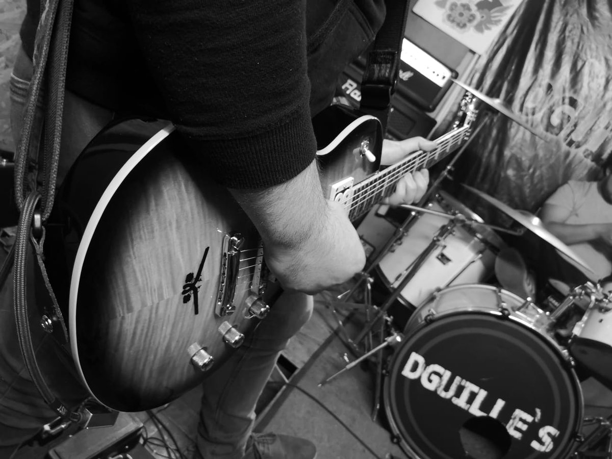 dguille_s's tweet photo. un par de fotos del ensayo de anoche, ensayando.
se acercan las fechas.
🤘 https://t.co/MbKskw4sdX
