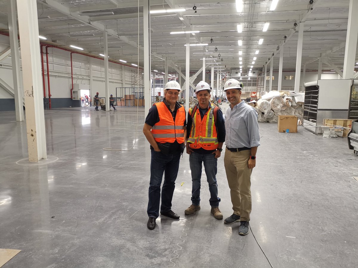 planasmasip's tweet photo. Visita a una obra de los compañeros Guatemaltecos. Sistemas de pisos:
✔️#RCRSilifibe con endurecedor #Qualitopmillenium + junta #permabanSignature
✔️#RinolCrete en zonas de proceso
✔️#RinolparkingPL en cubierta
#RCRproducts @RCRIF #LideresDelMundoPlano https://t.co/uU6AJrZmmv