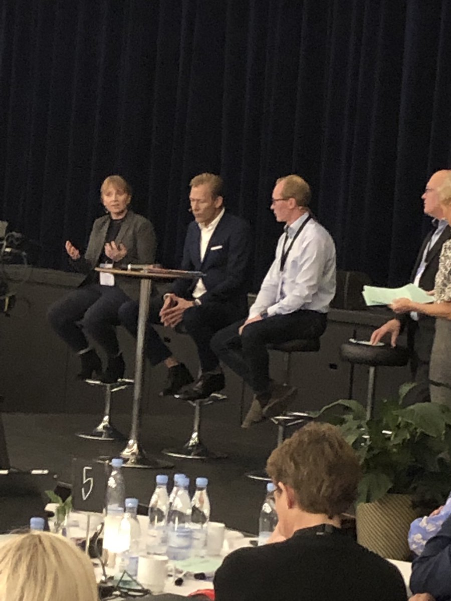 Politisk topmøde om udvikling  af det  nære sundhedsvæsen . Region Sjælland fik god respons på 4 fokusområder i regionens kommende strategi - sundhed tæt på dig. Tak til alle kommuner. Glæder os til det videre samarbejde #sundhedtætpådig