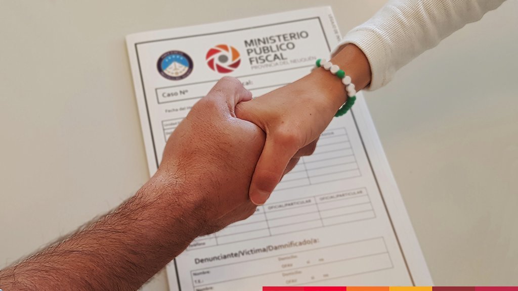 mpfnqn's tweet photo. #NEUQUÉN La #Intervención de la #Oficina de #MediaciónyConciliaciónPenal del #MPFN permitió resolver el #Conflicto surgido en #Zapala que mantuvo el tránsito interrumpido en la #RutaNacional22 durante los últimos días. ➡️ https://t.co/qnAICJ6jWv https://t.co/haLt3CIMrU