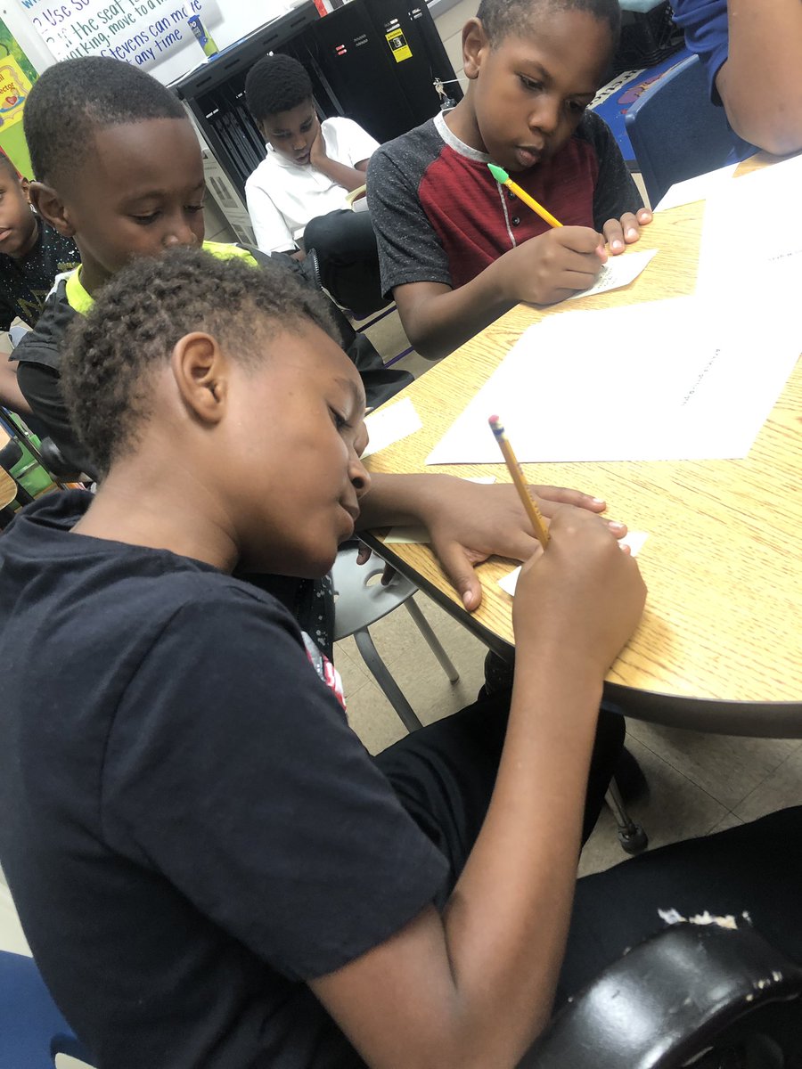 Ms_Stevens4's tweet photo. Fourth graders are learning to #readlikeaboss by using comprehension tools! #fourthgrade #bcps #literacy #comprehension @nashaeb @fayfayallday1 @spoland123 https://t.co/cxxjKWki16