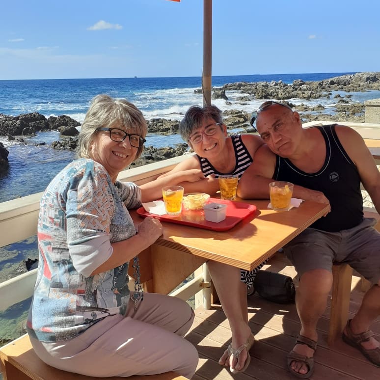 MiniatiMeri's tweet photo. Giornata splendida a Castiglioncello, c'era chi faceva il bagno🐟🌈🦜🐚#famiglia
#sorella #gioiainfinita #pappagallini #mare #scogli #meravigliosi https://t.co/JNjHy8uYLZ