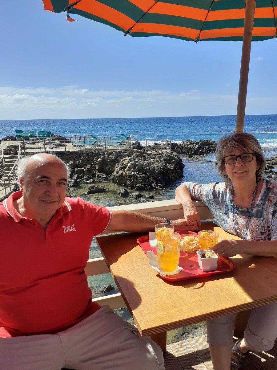 MiniatiMeri's tweet photo. Giornata splendida a Castiglioncello, c'era chi faceva il bagno🐟🌈🦜🐚#famiglia
#sorella #gioiainfinita #pappagallini #mare #scogli #meravigliosi https://t.co/JNjHy8uYLZ