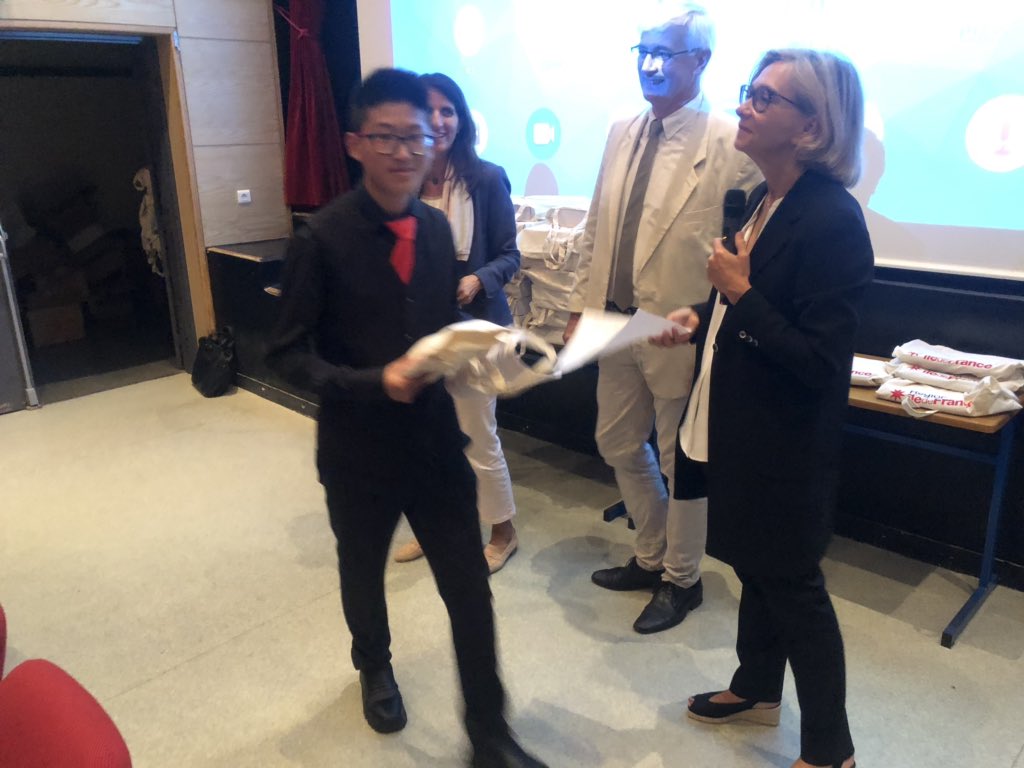 lyc_bascan_ramb's tweet photo. Les élèves de 2CR et 211 reçoivent de Mme la Présidente de la Région. Merci @iledefrance #lyceenumerique https://t.co/vIo0PHPLcA