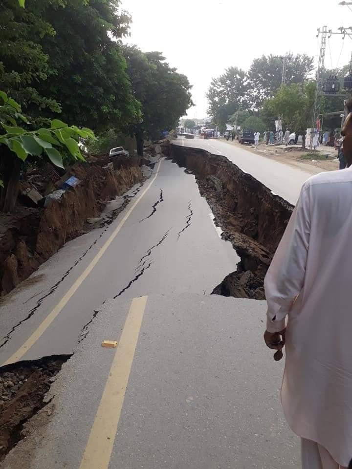 The_Pak_Weather's tweet photo. Update: 5.8 magnitude #Earthquake jolted Southern localities of Azad #Kashmir badly, brought massive destruction in Mirpur. 

24 people reported #died, 300+ #injured. One #aftershock has been observed since evening. Keep the victims remember in your PRAYERS! 😭💔 https://t.co/tQIp95xQ60