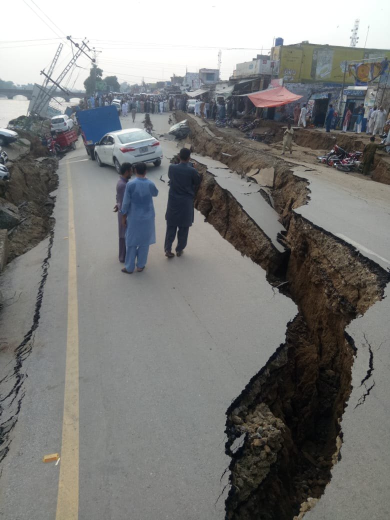 The_Pak_Weather's tweet photo. Update: 5.8 magnitude #Earthquake jolted Southern localities of Azad #Kashmir badly, brought massive destruction in Mirpur. 

24 people reported #died, 300+ #injured. One #aftershock has been observed since evening. Keep the victims remember in your PRAYERS! 😭💔 https://t.co/tQIp95xQ60