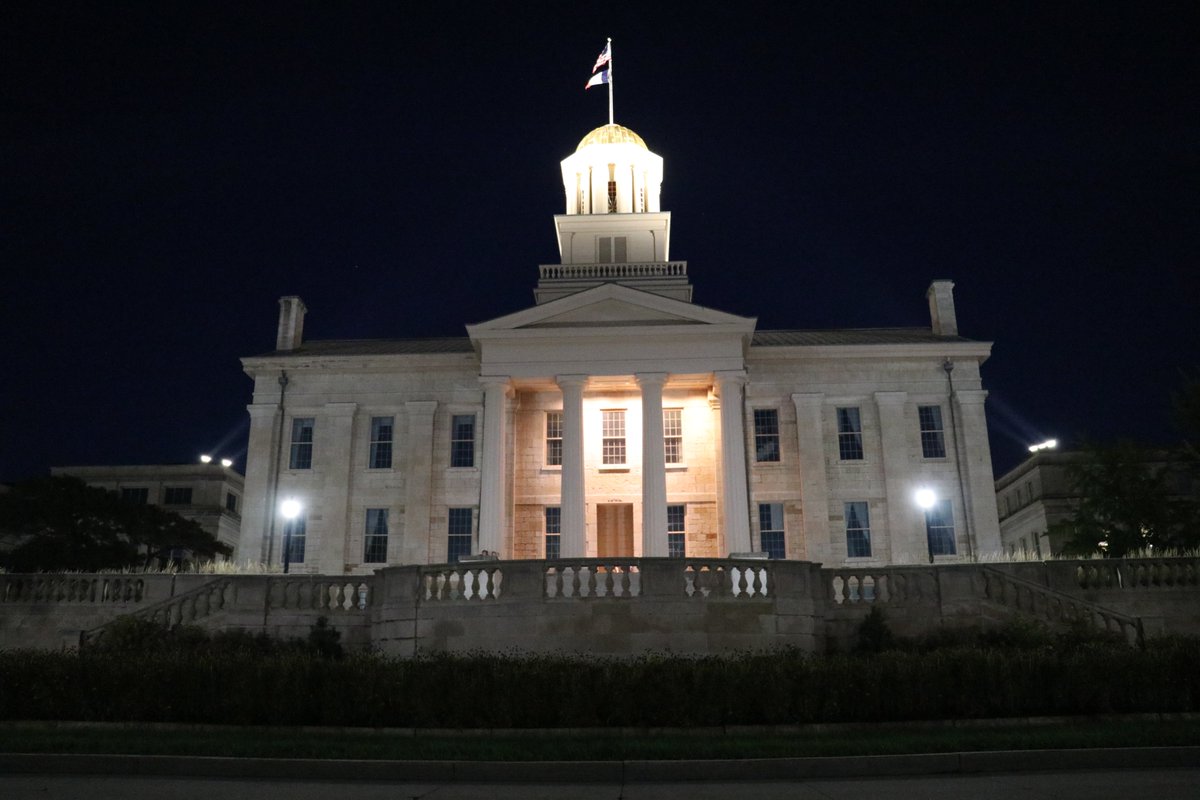 LizFirmstone's tweet photo. Love the way the Old Capitol looks at night! https://t.co/jHmtZkjRDK