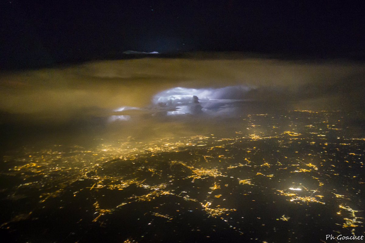 phgoachet's tweet photo. « Peur sur la ville ». Un orage menaçant approche Turin. Photo sept 19. #Weather #Weathercloud #avgeeks #thunderstorm #turin #pilotlife #orage https://t.co/NcodOauBuO