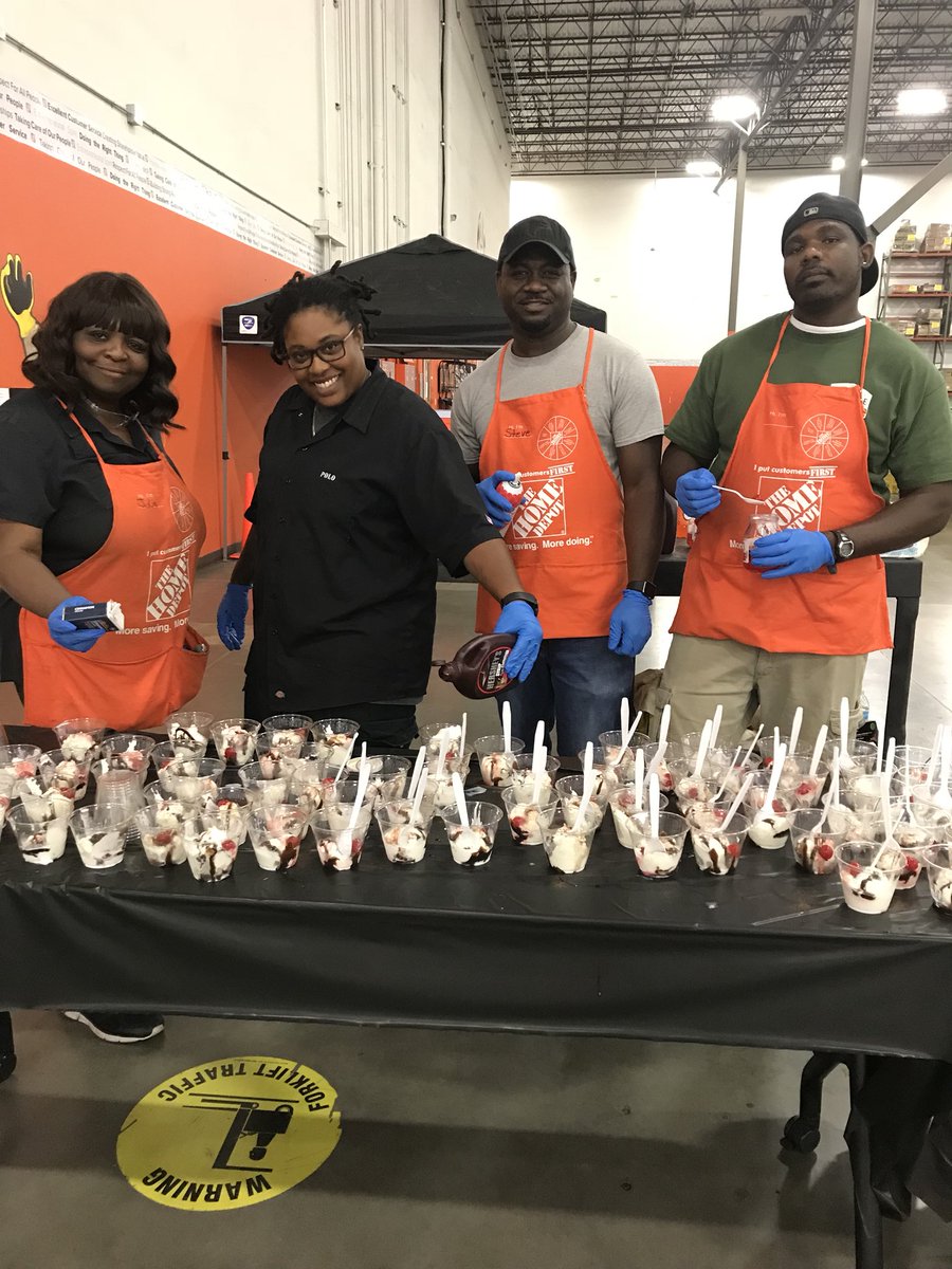 The #funclub members did an awesome job serving the team for #cherriesjubilee day......RLC8616