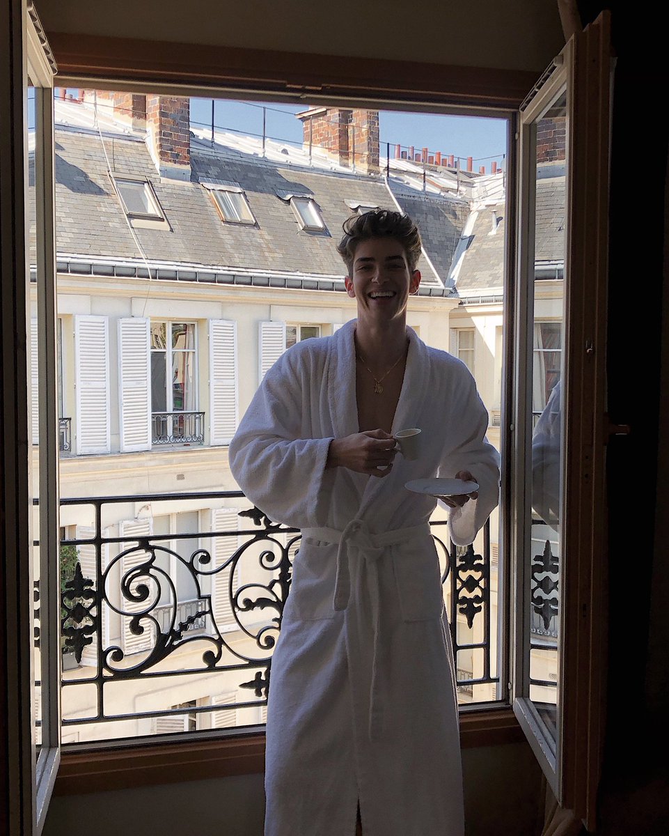 manuriosfdez's tweet photo. mornings in paris https://t.co/UnyUyUtaWI
