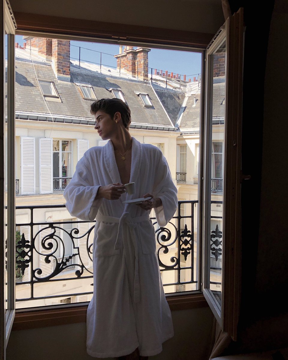 manuriosfdez's tweet photo. mornings in paris https://t.co/UnyUyUtaWI