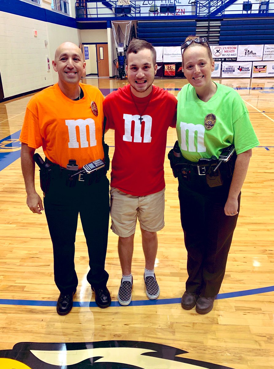 DecaturPD's tweet image. We are twinning at DHS!! Thank you Lewis family for our shirts💙🦅#TwinDay #Hoco #SpiritWeek #MMDayLoveWhatMatters