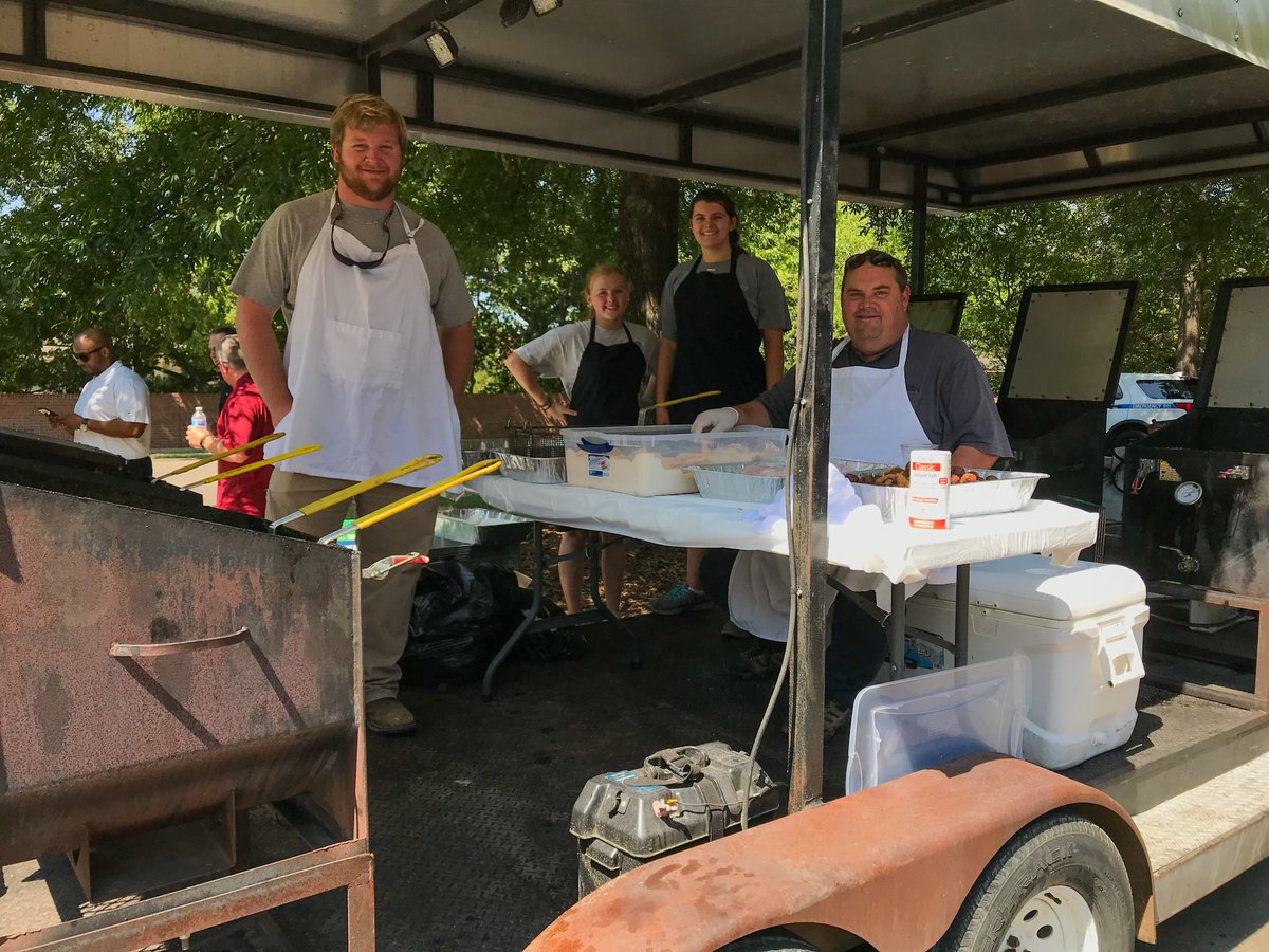 Starkville_PD's tweet image. Thank you Bank of Commerce Starkville for feeding area first responders before a long night of Bulldog Bash Friday, September 20, 2019!

We still have so many people to thank for making Bulldog Bash 2019 a success! #bulldogbash2019