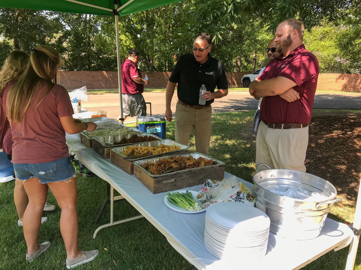 Starkville_PD's tweet image. Thank you Bank of Commerce Starkville for feeding area first responders before a long night of Bulldog Bash Friday, September 20, 2019!

We still have so many people to thank for making Bulldog Bash 2019 a success! #bulldogbash2019