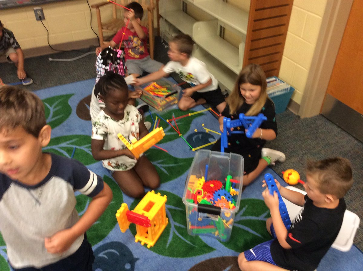 TraciSatterfie1's tweet photo. Kindergarten students creating in our MakerSpace area. #HCSLibraryMedia https://t.co/hueLQuP2Wr