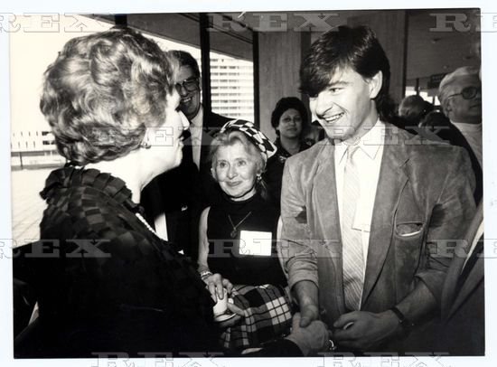 T H E - S H A M R O C K ☘️ on Twitter: "Charlie Nicholas warmly shakes the  hand of Thatcher - most Scots of his generation would have shaken