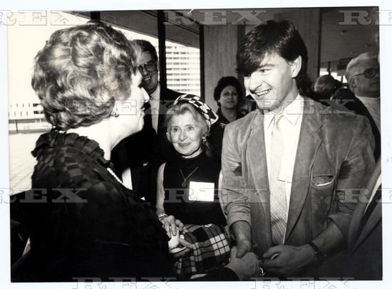 T H E - S H A M R O C K ☘️ on Twitter: &quot;Charlie Nicholas warmly shakes the  hand of Thatcher - most Scots of his generation would have shaken