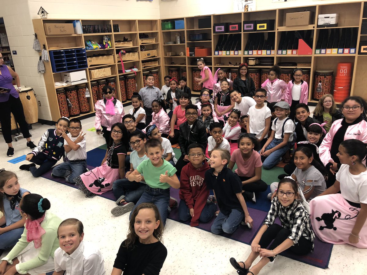 L_Rod1127's tweet photo. Ready for the 4th grade performance!! @NISDFranklinES @ssosa88 @andie_martini @Mrs_JMoreno @lrod0806 #kfeproud #4thgraderocks https://t.co/ClJomKXglo