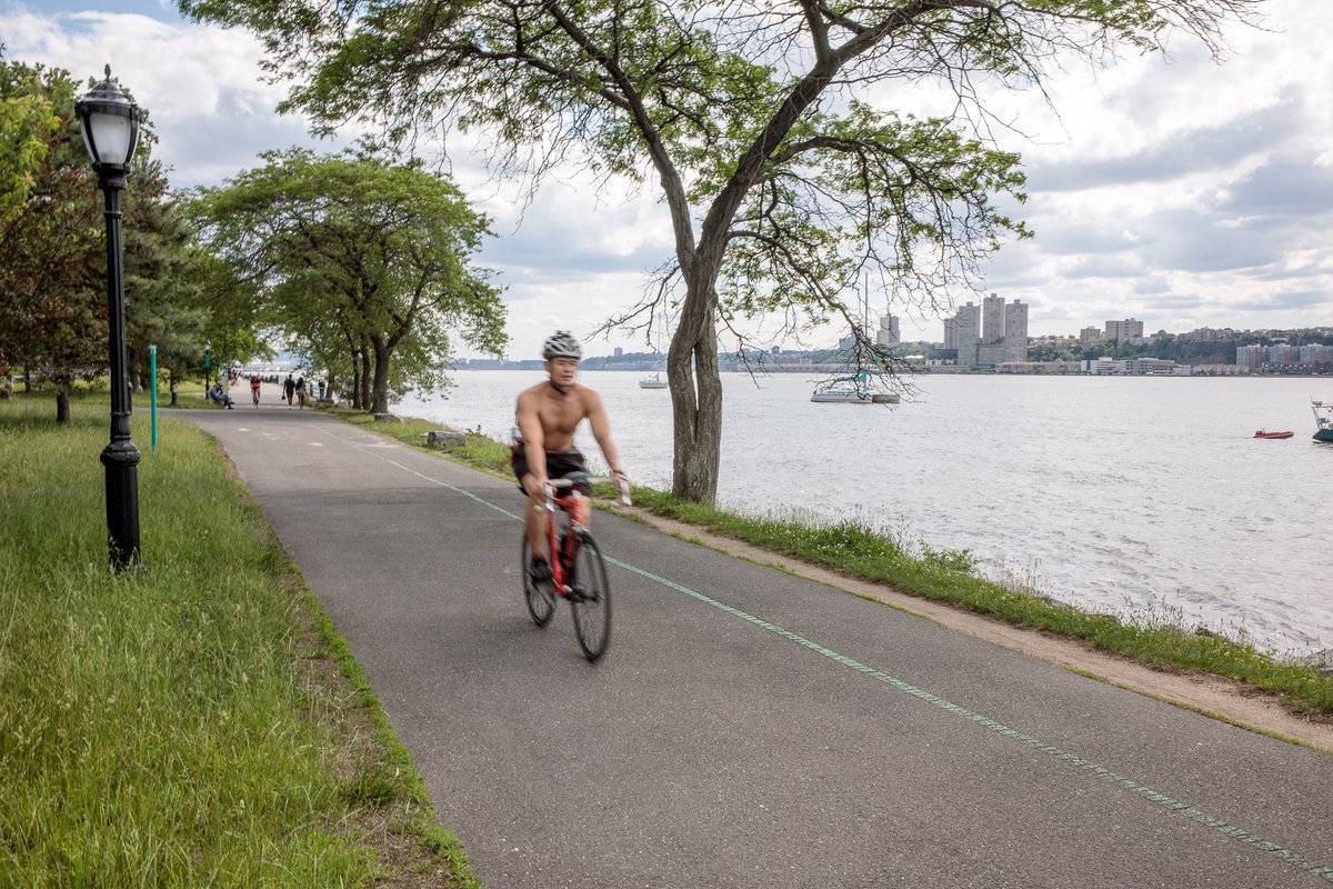 Gothamist's tweet photo. Riverside Park is one of the unheralded nature-oriented treasures of the city; it's a perfect place for long walks and exercise, it boasts spectacular river vistas, and it's rarely overcrowded like other more popular Manhattan parks. https://t.co/rBfehjVfOw https://t.co/NuAlLXzVgc