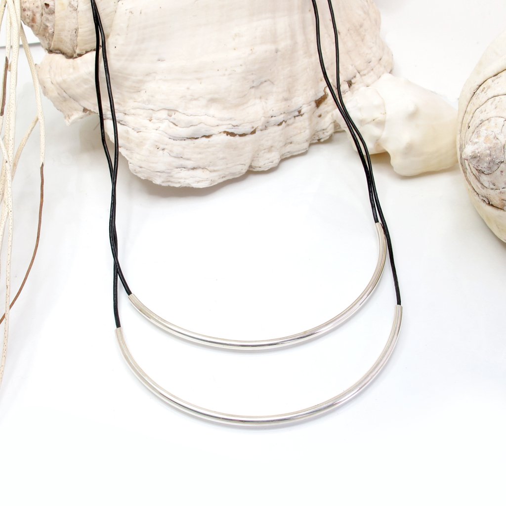 Necklace layers made simple with the double bar neck in sterling silver. 🖤

#necklaces #leathernecklace #leatherlovers #leatherlover #leatherlove #leatherdesign #cornersofmyworld #exploretocreate #leathernecklace #leathernecklaces #simplethingsmadebeautiful
