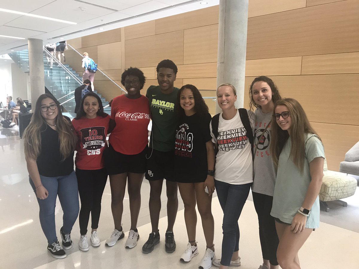 CreekviewAVID's tweet photo. Thanks @bayloruniversity for hosting our seniors today! And to Jared Butler for taking a picture with us 💚🐻💛 #baylorbasketball #creekviewleads #thisisavid #cfbmatterstome @cfbisd @creekviewleads @avid4college https://t.co/vwcYeFLQ8H