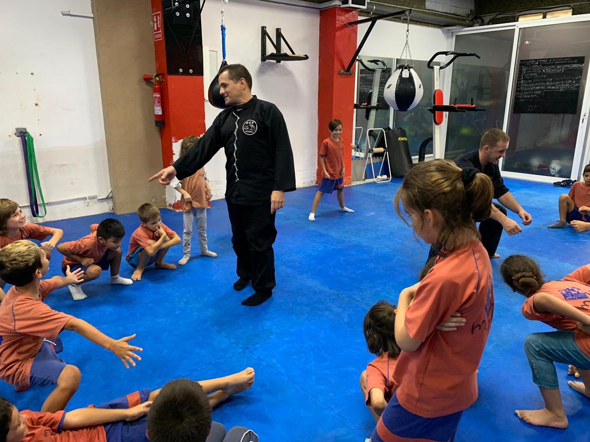 CEM1931's tweet photo. Els alumnes de tercer de primària participen d’un taller de defensa personal al gimnàs “Kaluosi sport club”. #esport #novesexperiencies https://t.co/29MbQnkQ92