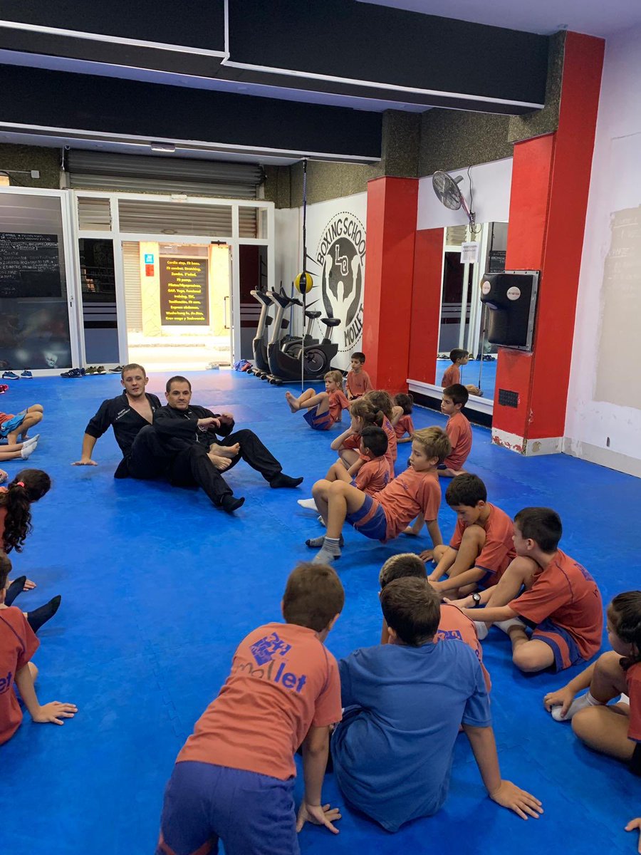 CEM1931's tweet photo. Els alumnes de tercer de primària participen d’un taller de defensa personal al gimnàs “Kaluosi sport club”. #esport #novesexperiencies https://t.co/29MbQnkQ92
