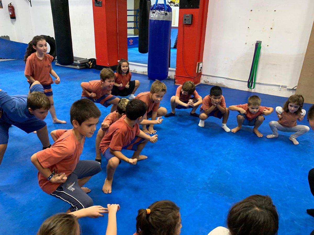 CEM1931's tweet photo. Els alumnes de tercer de primària participen d’un taller de defensa personal al gimnàs “Kaluosi sport club”. #esport #novesexperiencies https://t.co/29MbQnkQ92