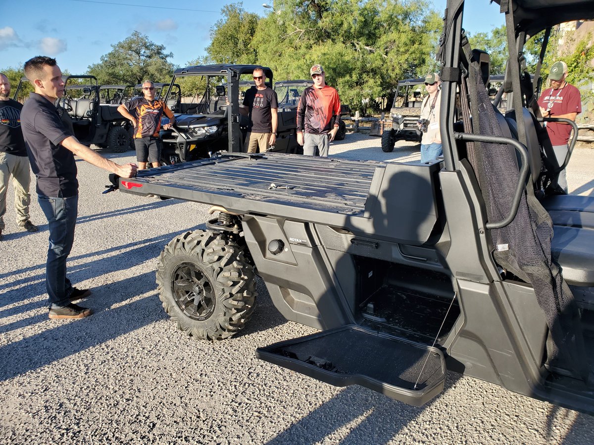 Machineryeditor's tweet image. 6' bed with removable sides on the new Can Am Defender Pro and 1,000 # cargo capacity. #westcdnag #cdnag # ontag