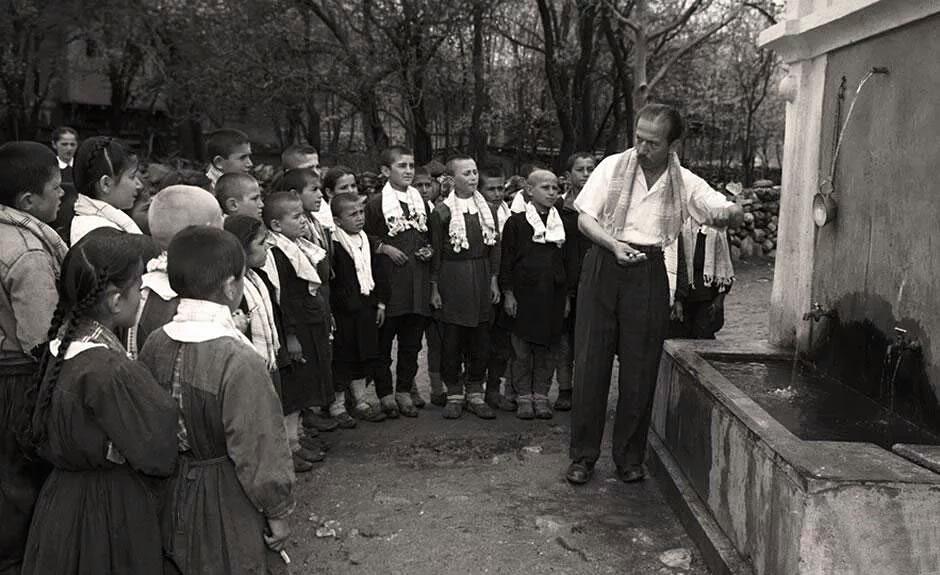 gelecekegitimde's tweet photo. 1953 yılında Anadolu'daki bir köy okulunda uygulamalı diş fırçalama dersi.. https://t.co/AvOQsD8Flx