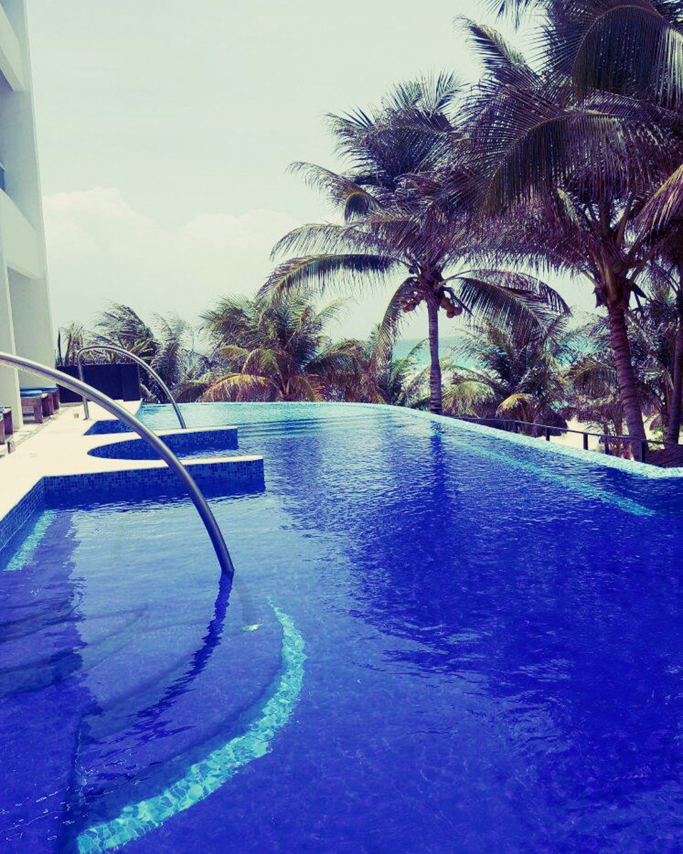 ¿A poco no te gustaría estar en la #alberca con este rico clima?... Aléjate del frío y visita #FlamingoCancún #CaribeMexicano #Playa