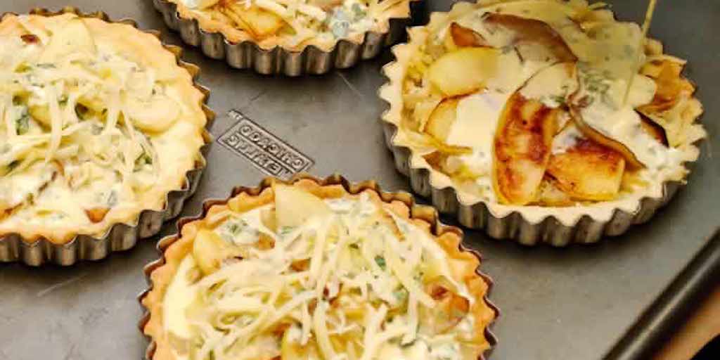 VintageKitchen_'s tweet photo. Delicate custard pies with our range of little #vintage tart tins #GBBO #1920sweek https://t.co/Nw8tuCHhXU https://t.co/kYvrmAiA5q