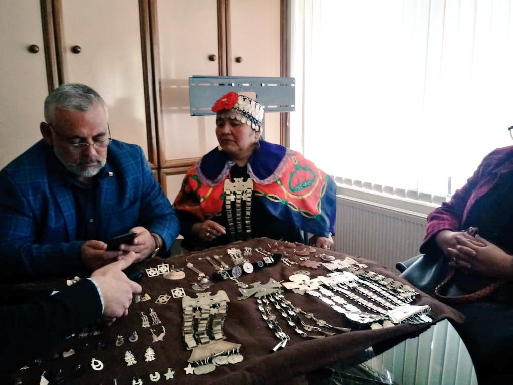 seremieconomia8's tweet photo. Seremi de Economía @mauri_guty recibe a las Artesanas plateras de la agrupación Antonio Leviqueo, para dialogar sobre financiamiento en futuros proyectos de carácter cultural y social.
#VamosBiobío #Biobioenmarcha #pymesmotordechile @EconomiaSubse @gorebiobio @sgiacamang https://t.co/ASWt9kzKqV